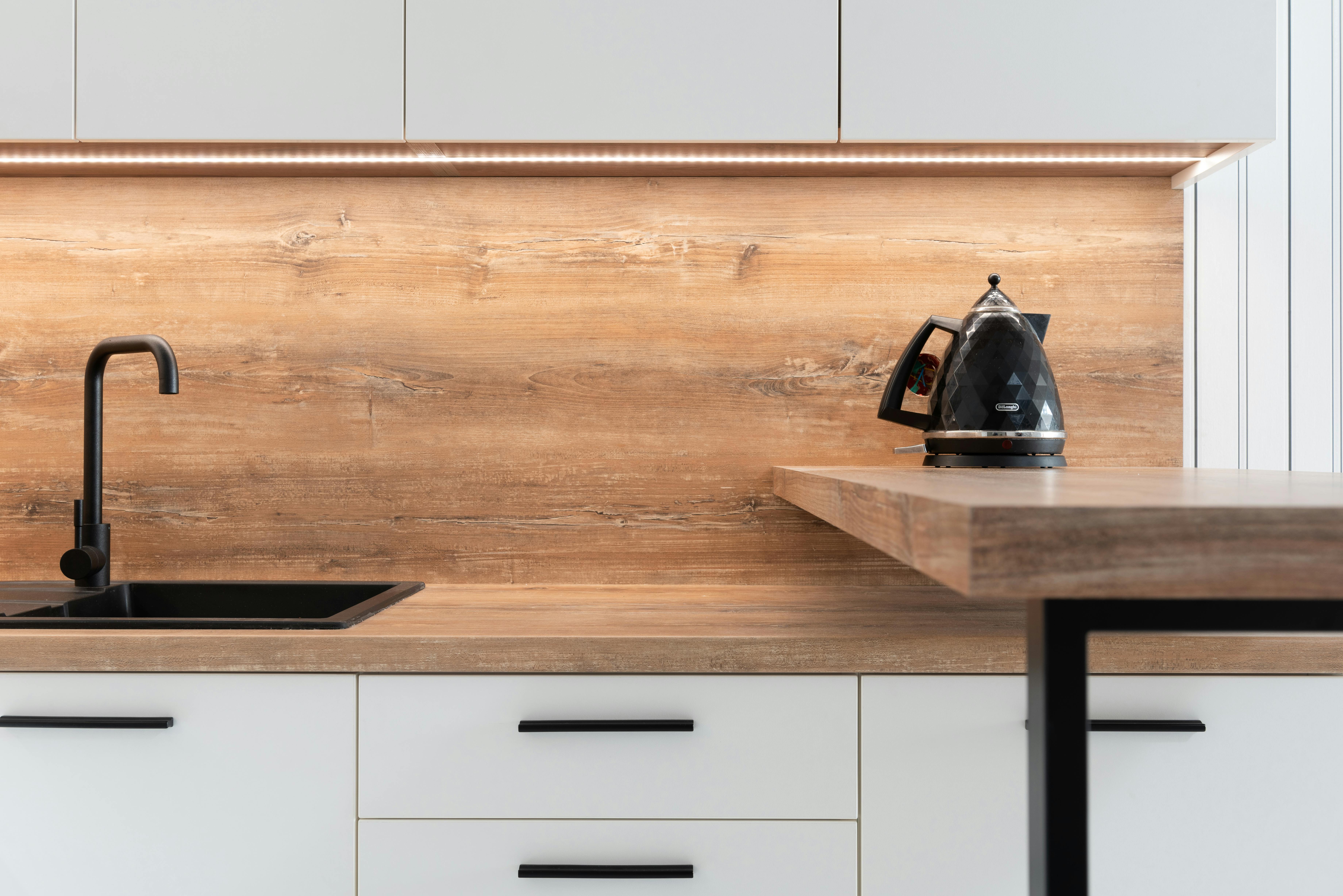 vivaslab-white-kitchen-slab-doors-oak-worktop-smeg